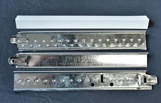 Materiale in acciaio a forma di T Vernice da forno Quilla soffitto sospeso in stile di design tradizionale
